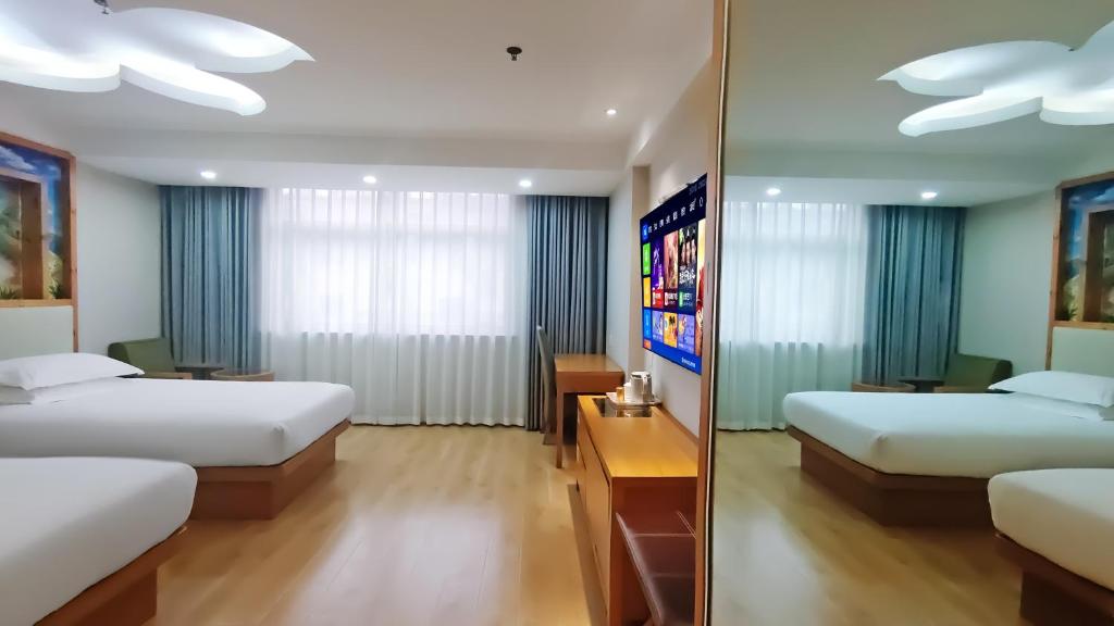 Postel nebo postele na pokoji v ubytování Yiwu Ruifeng Hotel