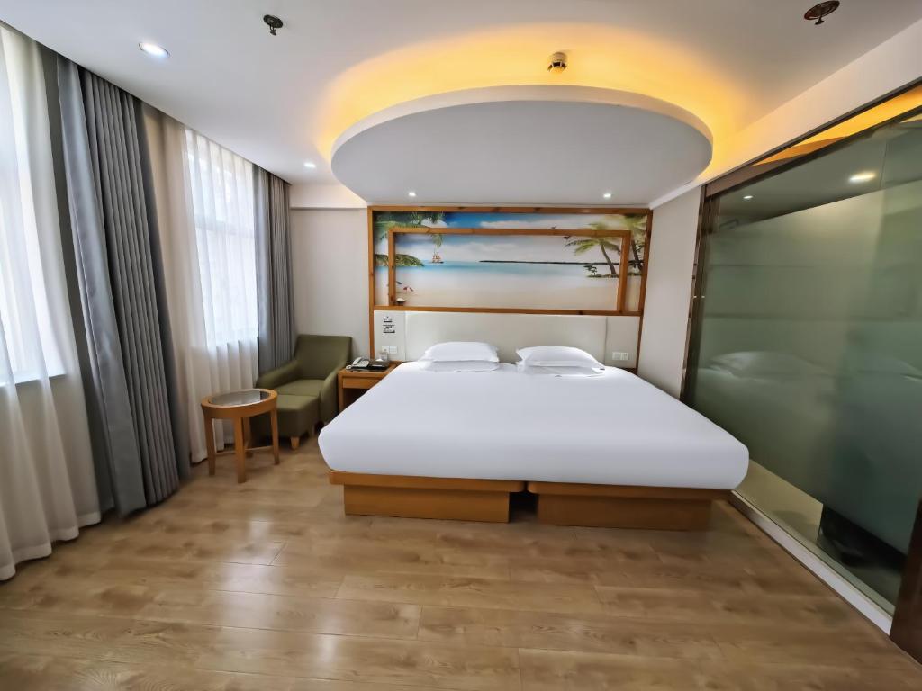 Postel nebo postele na pokoji v ubytování Yiwu Ruifeng Hotel