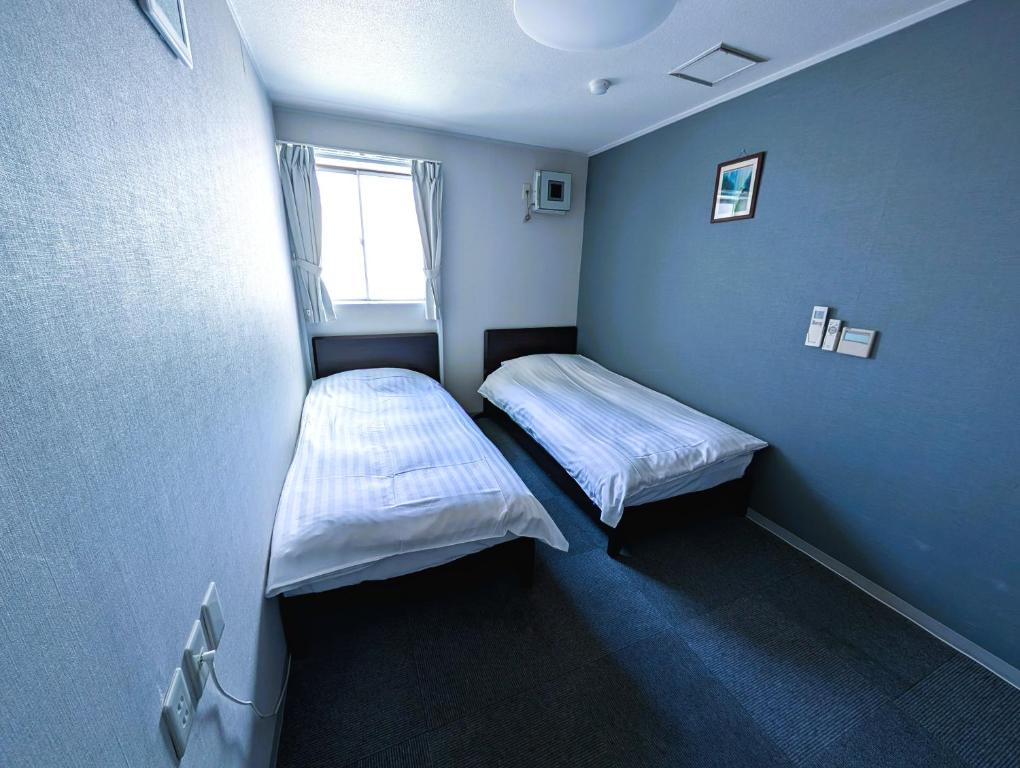 Postel nebo postele na pokoji v ubytování The Shin-Okubo International Hotel