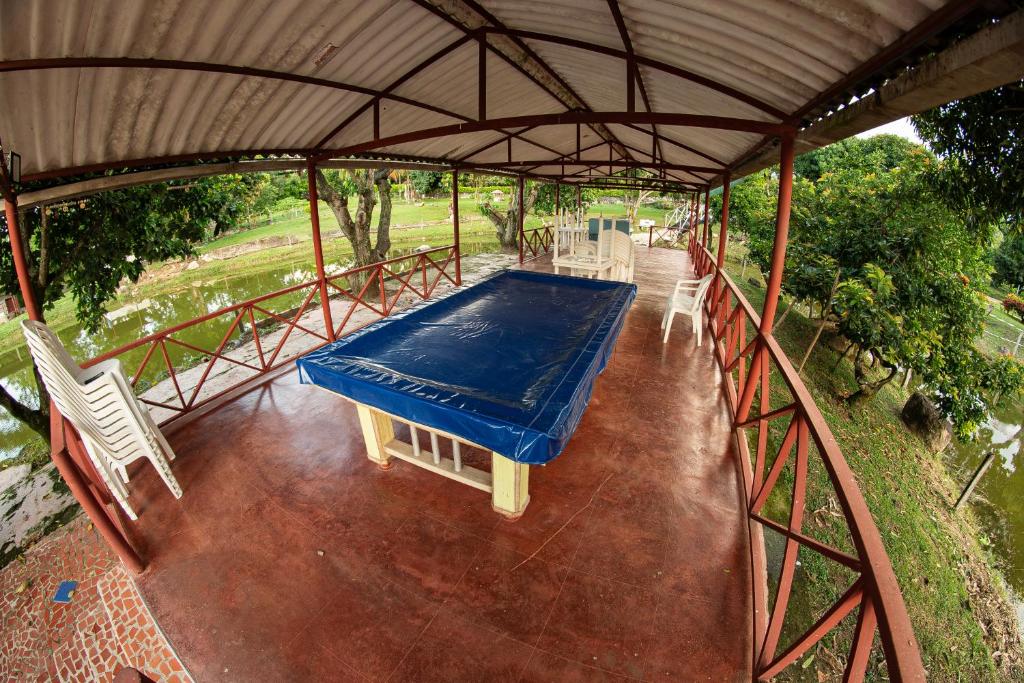 里韦拉Hospedaje las Brisas de Rivera的门廊的俯视图，配有蓝色桌子和椅子