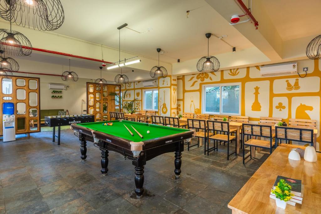 Biliár nebo kulečník v ubytování The Hosteller Bangalore, Marathahalli