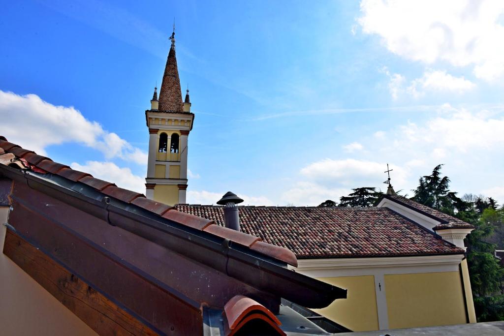 vista su un edificio con torre dell'orologio di B&B La Torre a Crema