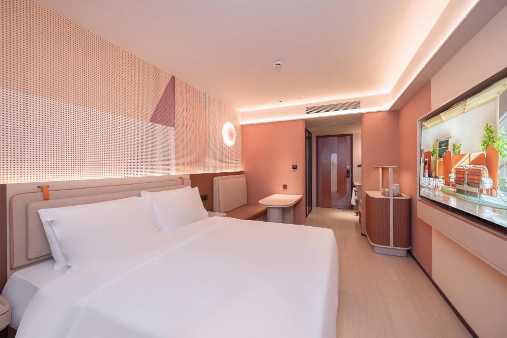 Postel nebo postele na pokoji v ubytování Orange Guangzhou Baiyun Airport Hotel