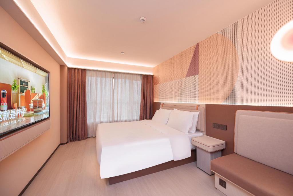 Postel nebo postele na pokoji v ubytování Orange Guangzhou Baiyun Airport Hotel