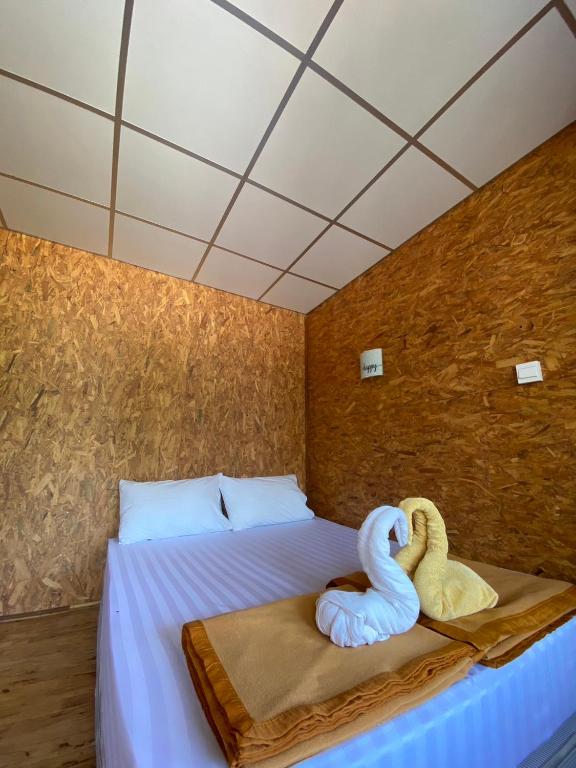 Postel nebo postele na pokoji v ubytování Koh Ngai Sea Open Resort