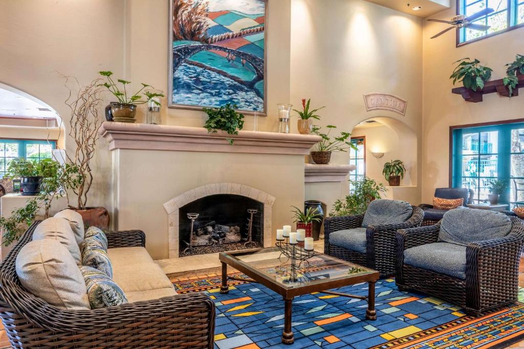 a living room with couches and a fireplace at Quality Suites Downtown San Luis Obispo in San Luis Obispo