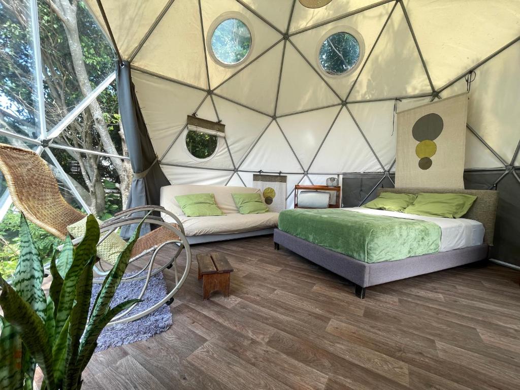 Postel nebo postele na pokoji v ubytování Bubble Dome Village