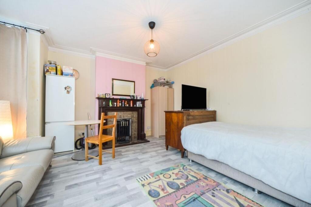 Large double room next to Elisabeth Line - Deluxe Double Room With Shower