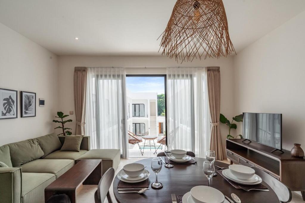 una sala de estar con un sofá y una mesa en Serene 1 bedroom apartment, en Canggu
