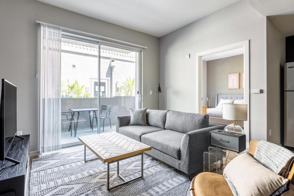 Ruang duduk di Culver City 1BR w WD Gym Pool Walk to Shops LAX-324