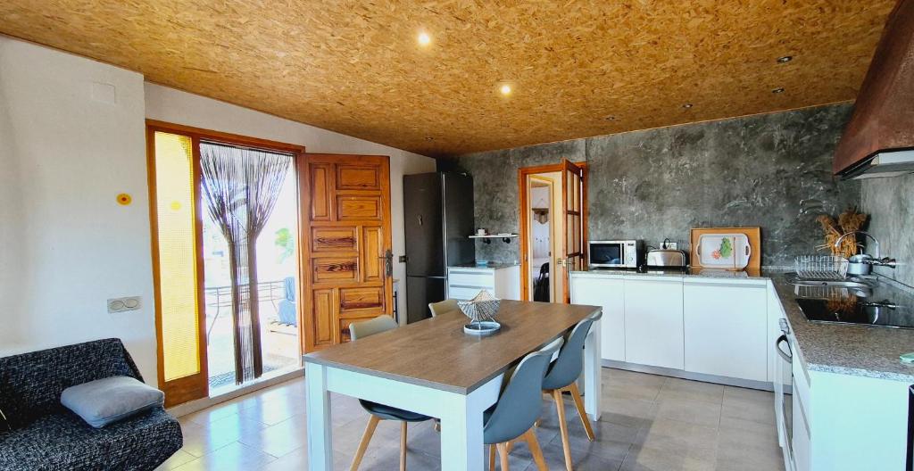 een keuken met een tafel en een tafel en een keuken met een aanrecht bij Casa Bassa de La Marquesa in Deltebre