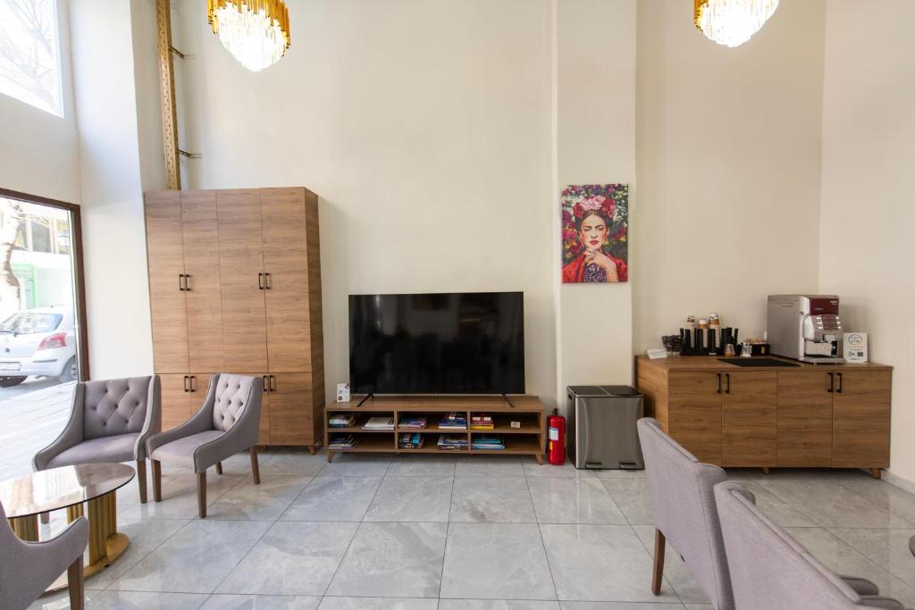 TV a/nebo společenská místnost v ubytování Nea Metropolis