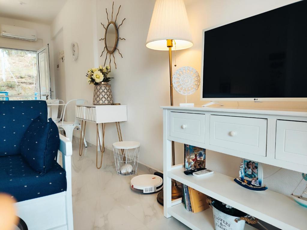 TV a/nebo společenská místnost v ubytování Siviri Sea & Forest-Cozy Apartment with Garden & Nature Views