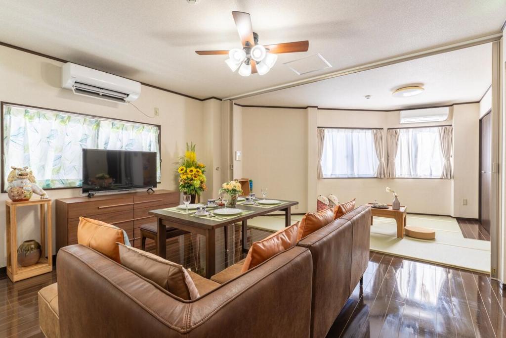 6 Min to Namba, Entire Rental for up to 10 Guests