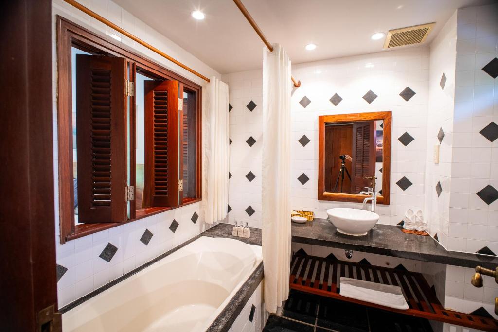 Phòng Deluxe Giường Đôi/2 Giường Đơn Với Ban Công Và Tầm Nhìn Ra Vườn