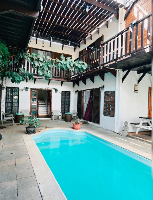 Bazén v ubytování Sannyasa Wellness and Spa nebo v jeho okolí