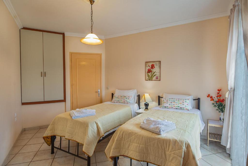 Łóżko lub łóżka w pokoju w obiekcie House of Velenia - 2 Bedroom apartment near old town, airport and bus station