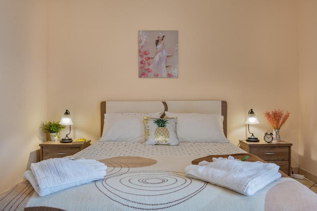 Łóżko lub łóżka w pokoju w obiekcie House of Velenia - 2 Bedroom apartment near old town, airport and bus station