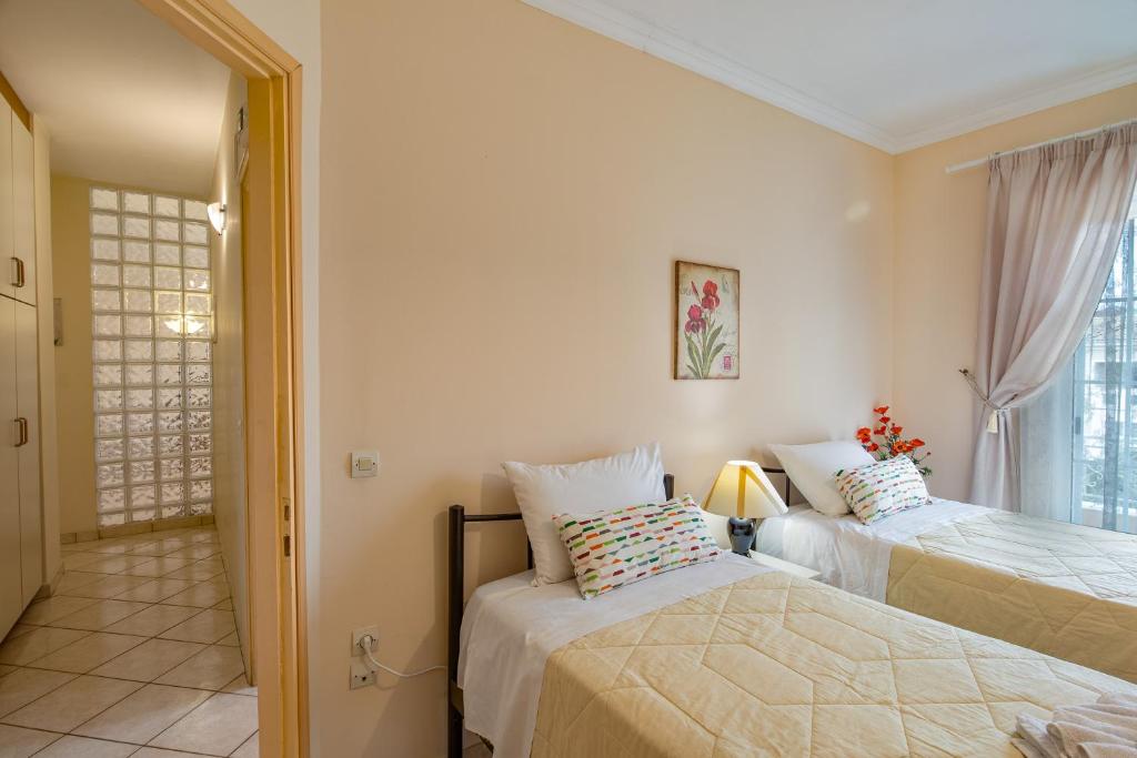 Łóżko lub łóżka w pokoju w obiekcie House of Velenia - 2 Bedroom apartment near old town, airport and bus station