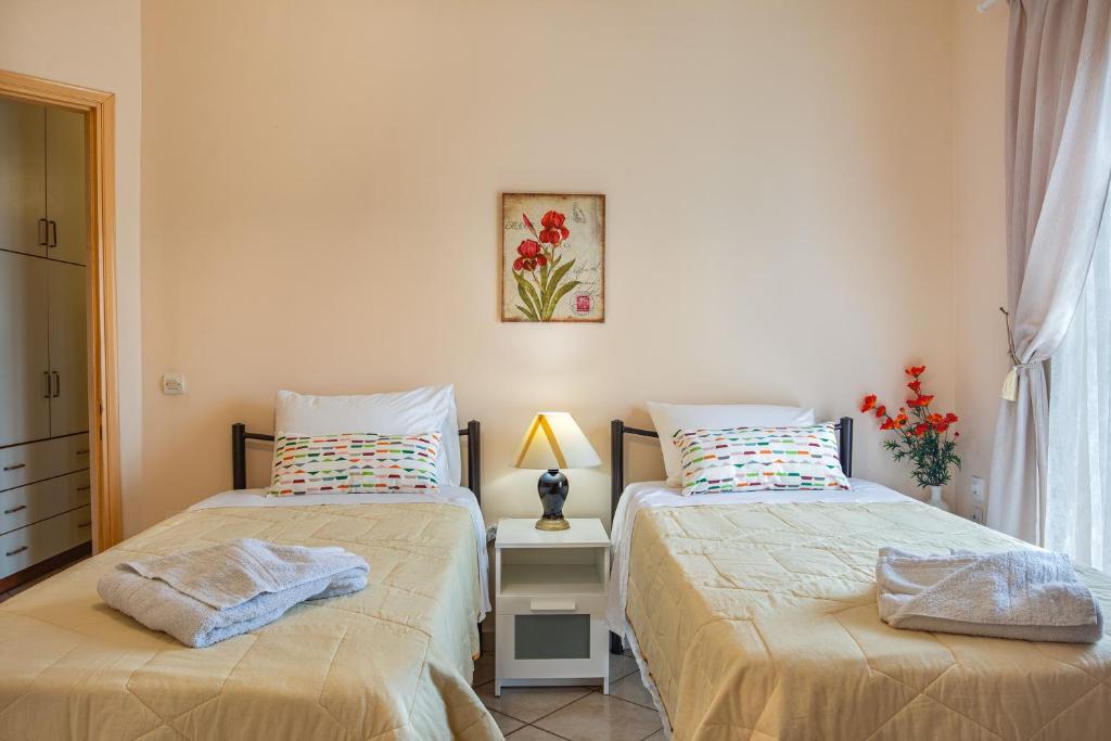 Łóżko lub łóżka w pokoju w obiekcie House of Velenia - 2 Bedroom apartment near old town, airport and bus station