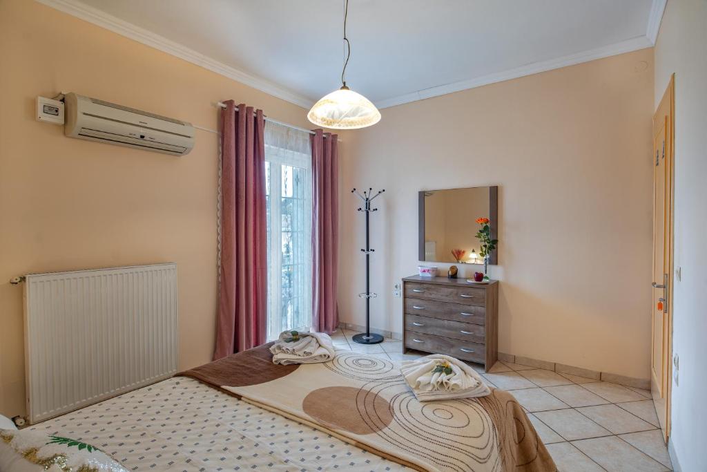 Łóżko lub łóżka w pokoju w obiekcie House of Velenia - 2 Bedroom apartment near old town, airport and bus station