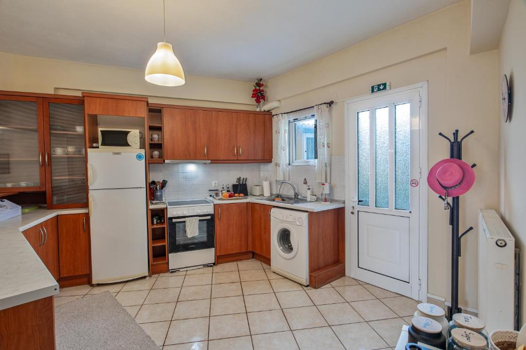 Kuchnia lub aneks kuchenny w obiekcie House of Velenia - 2 Bedroom apartment near old town, airport and bus station
