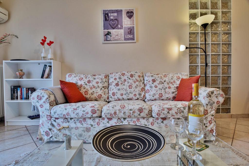 salon z kanapą i stołem w obiekcie House of Velenia - 2 Bedroom apartment near old town, airport and bus station w Korfu