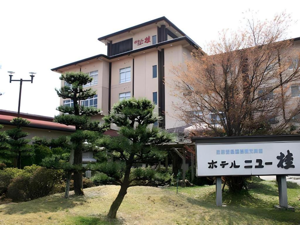 佐渡市にあるHotel New Katsuraの看板が目の前にある建物