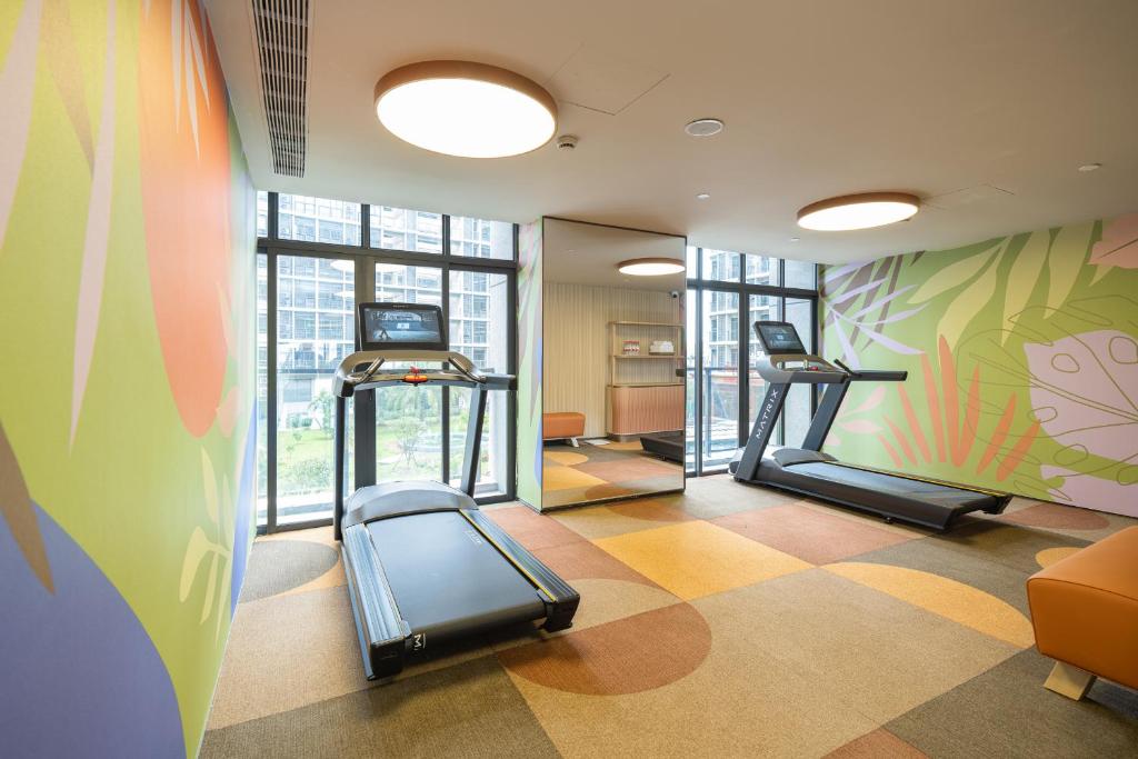 Fitness centrum a/nebo fitness zařízení v ubytování Orange Guangzhou Baiyun Airport Hotel