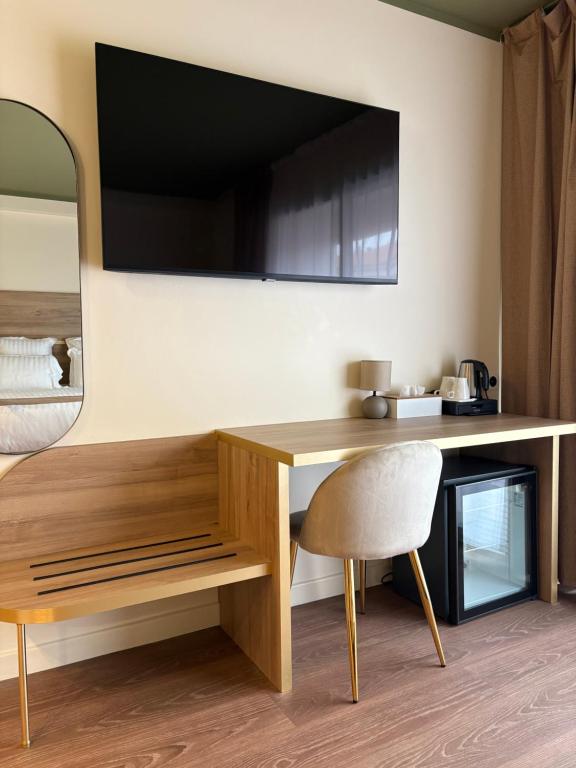 TV a/nebo společenská místnost v ubytování Cit'hôtel Le Chris'tel hôtel et restaurant