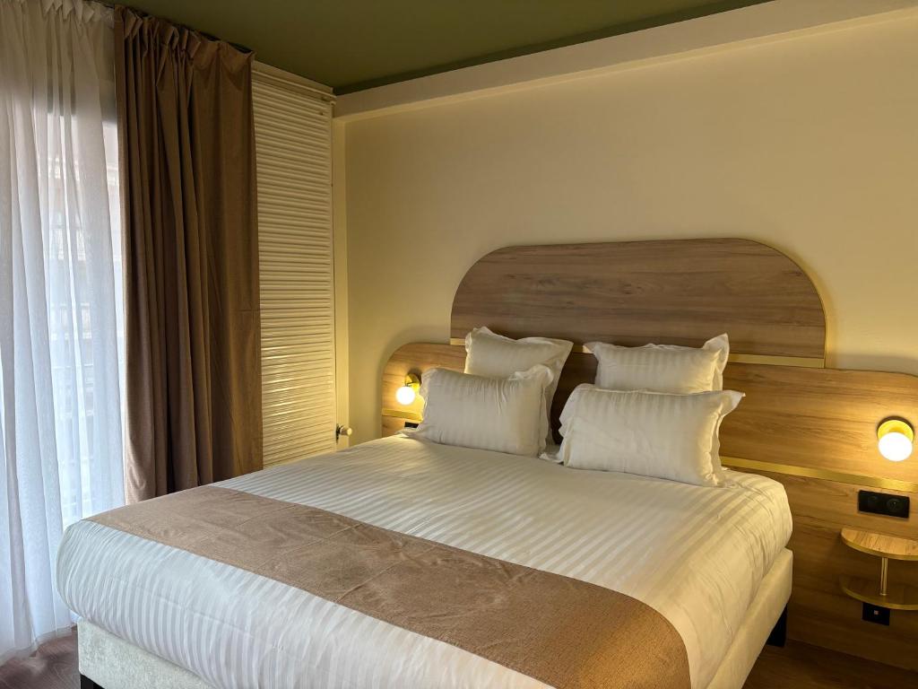 Postel nebo postele na pokoji v ubytování Cit'hôtel Le Chris'tel hôtel et restaurant