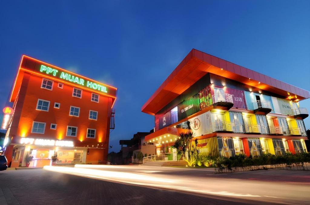 ムアルにあるPPT Muar Hotelの目の前の通りを望む建物