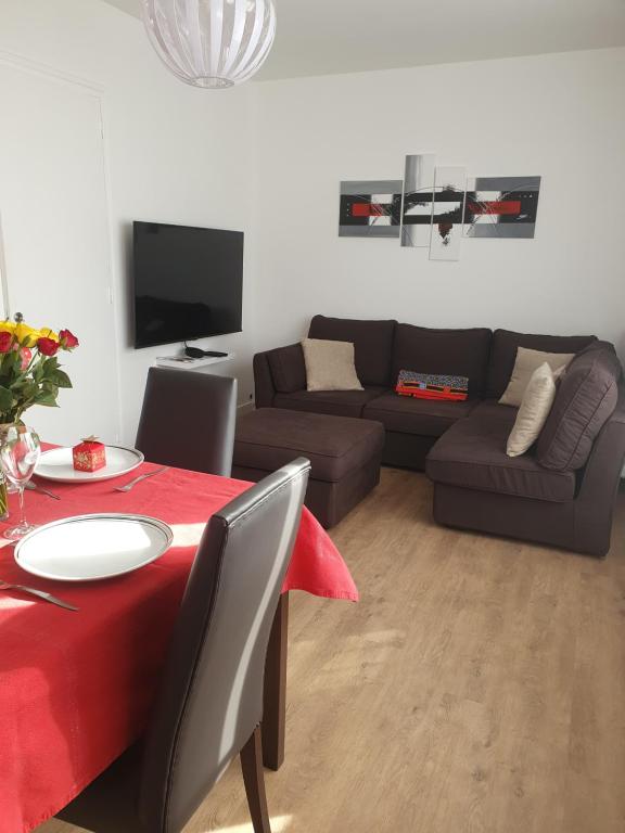 un salon avec un canapé et une table dans l'établissement Le nouveau monde, à Bayeux