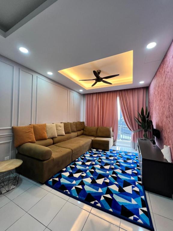 ein Wohnzimmer mit einer Couch und einem Deckenventilator in der Unterkunft Pink Castle Adelia Bangi Avenue in Kampong Batu Lima Bangi