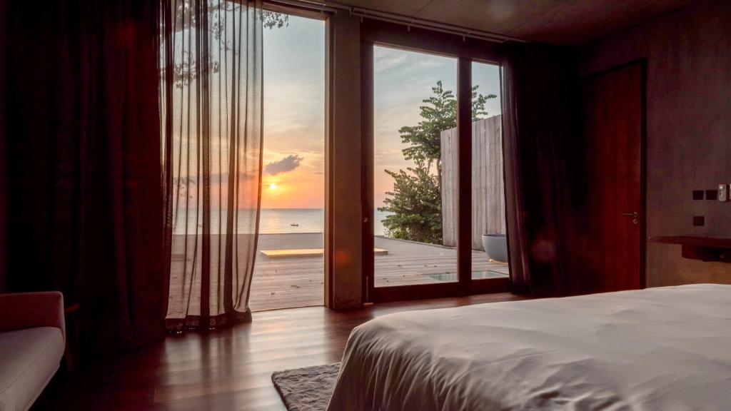 Postel nebo postele na pokoji v ubytování Vows Villa Beachfront