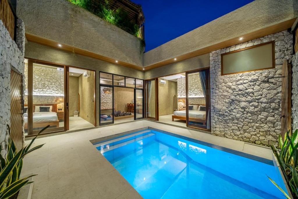 Hồ bơi trong/gần 2BDR Canggu Center -Rooftop & BBQ - Private Cook - Walk to Beach - Modern & Luxury