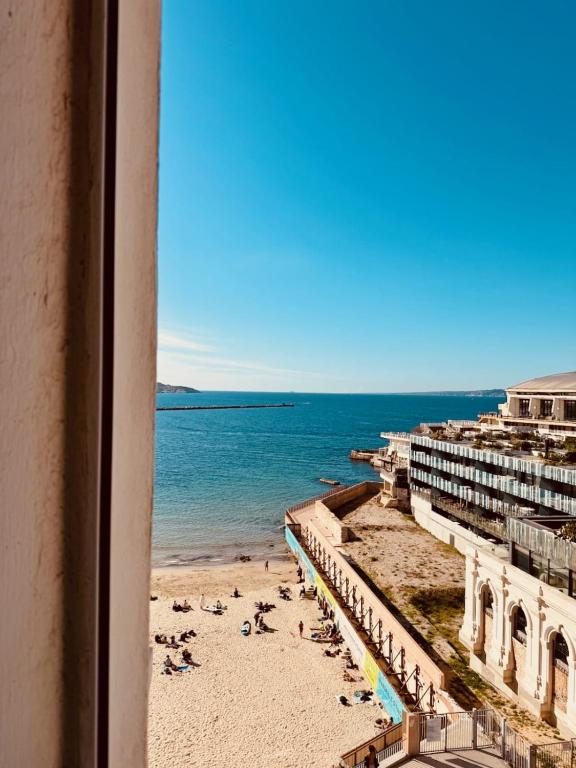 - une vue sur la plage de sable dans l'établissement Charming Apartment at 10mn du Vieux Port, à Marseille