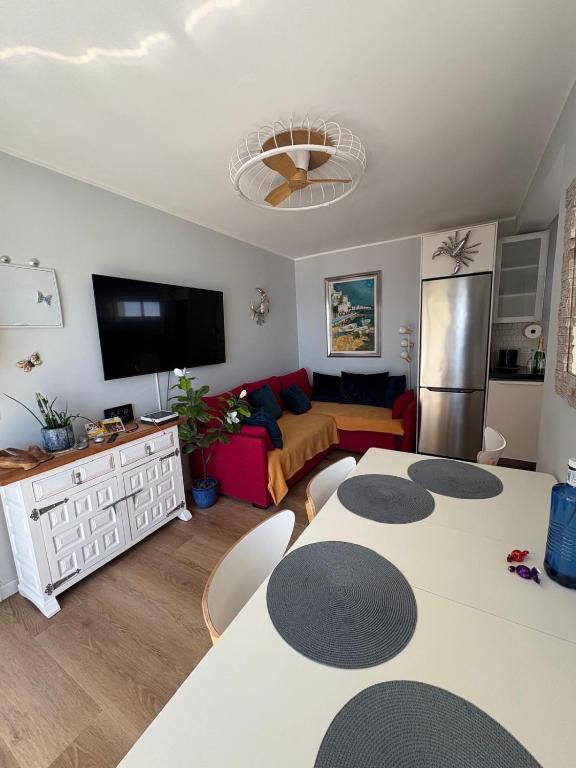 salon z dwoma stołami i kanapą w obiekcie Mariposa w mieście San Agustin