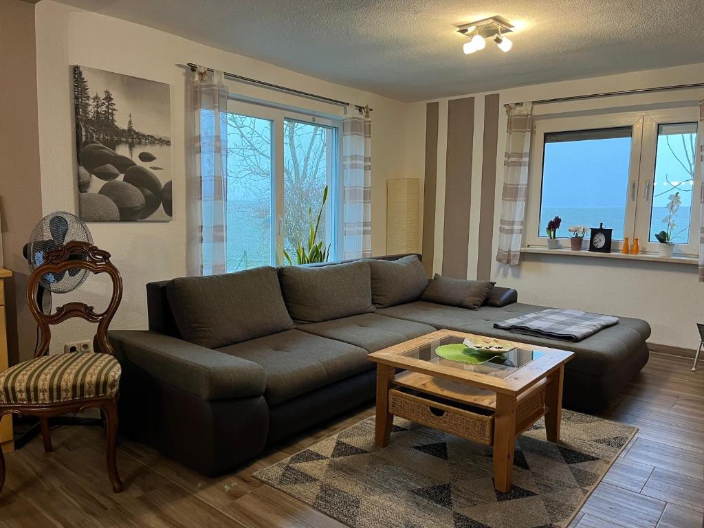 un soggiorno con un divano e un tavolo di Urlaub Natur Pur OVS 115 a Blowatz