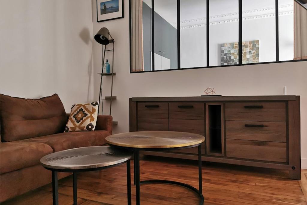 un salon avec un canapé et une table dans l'établissement T2 apartment in the heart of Père Lachaise, à Paris