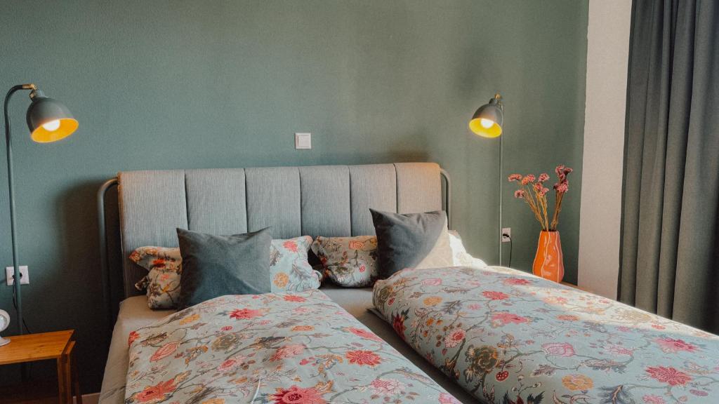 1 dormitorio con 1 cama con cabecera y almohadas en Dorfplatz Suite mit Weitblick, ganz neu und unfassbar gemütlich 10 min von Rothenburg ob der Tauber, en Schrozberg