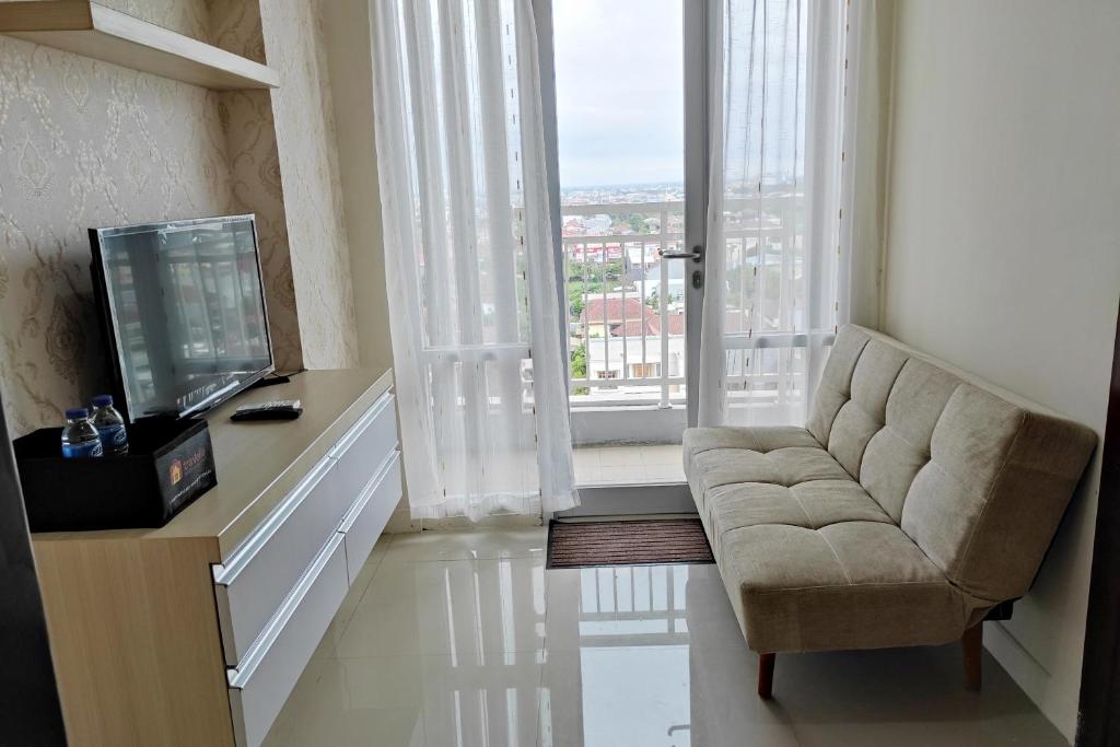 Χώρος καθιστικού στο Simply and Clean 2BR Apartment at Vida View Makassar By Travelio