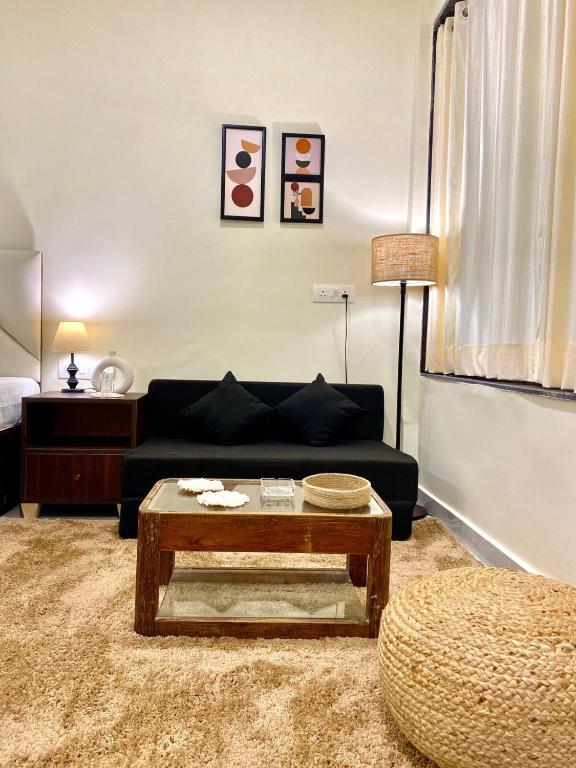 パンチガニにあるLakewood Bohemian Home In Panchganiのソファとコーヒーテーブルのあるリビングルーム