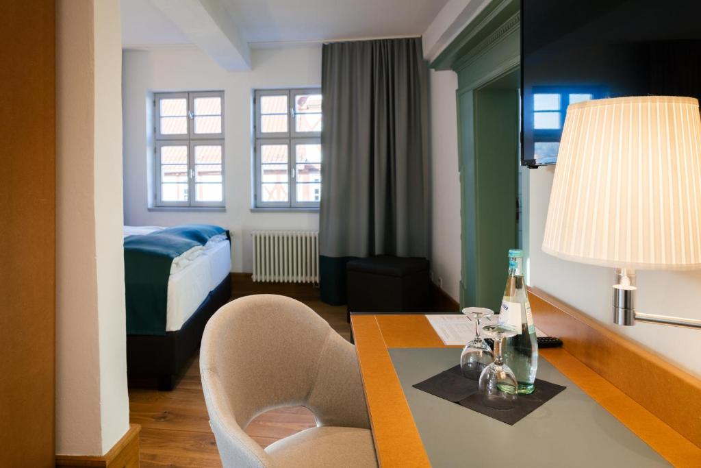 Postel nebo postele na pokoji v ubytování Hotel Zum Schwan Wanfried