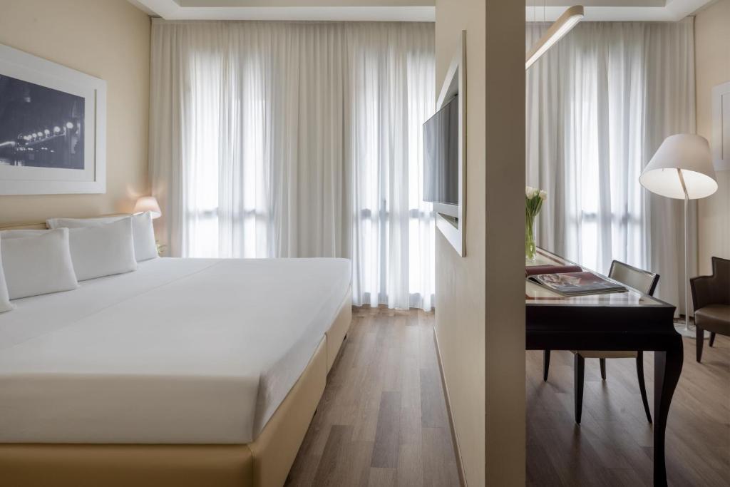 Postel nebo postele na pokoji v ubytování UNA HOTELS Cusani Milano