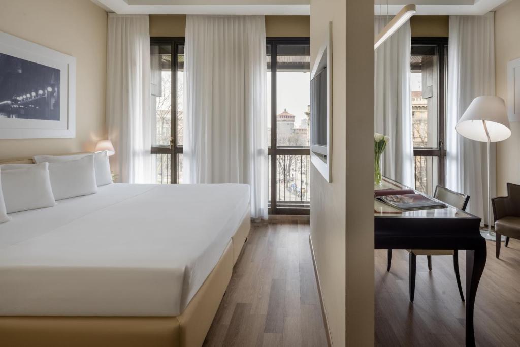 Postel nebo postele na pokoji v ubytování UNA HOTELS Cusani Milano