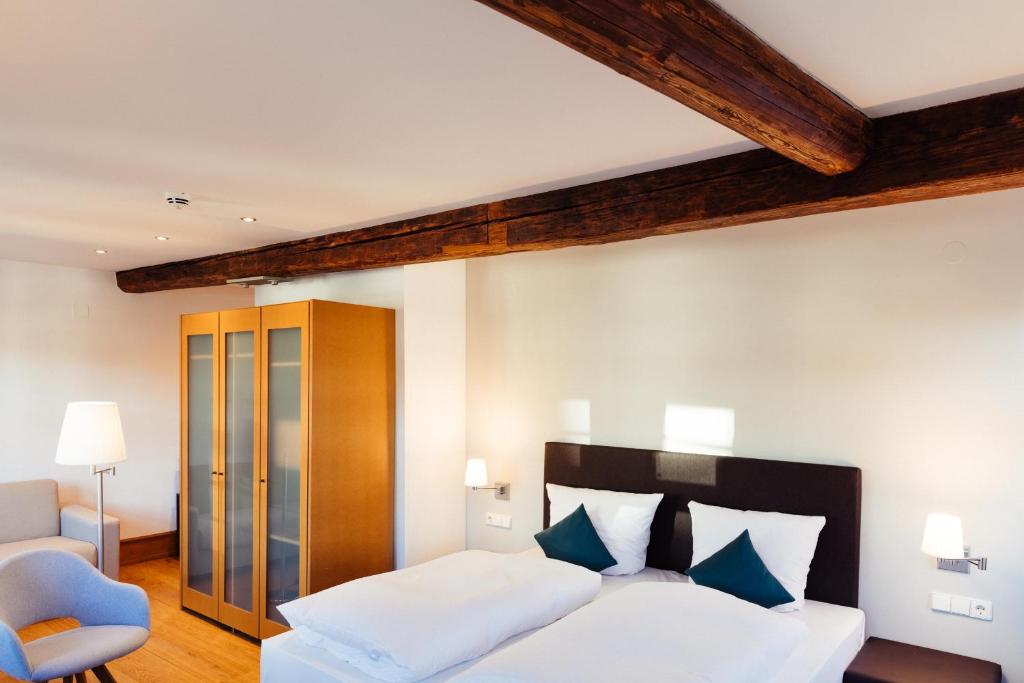 Postel nebo postele na pokoji v ubytování Hotel Zum Schwan Wanfried