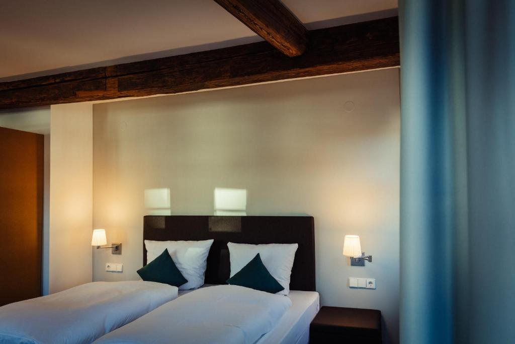 Postel nebo postele na pokoji v ubytování Hotel Zum Schwan Wanfried