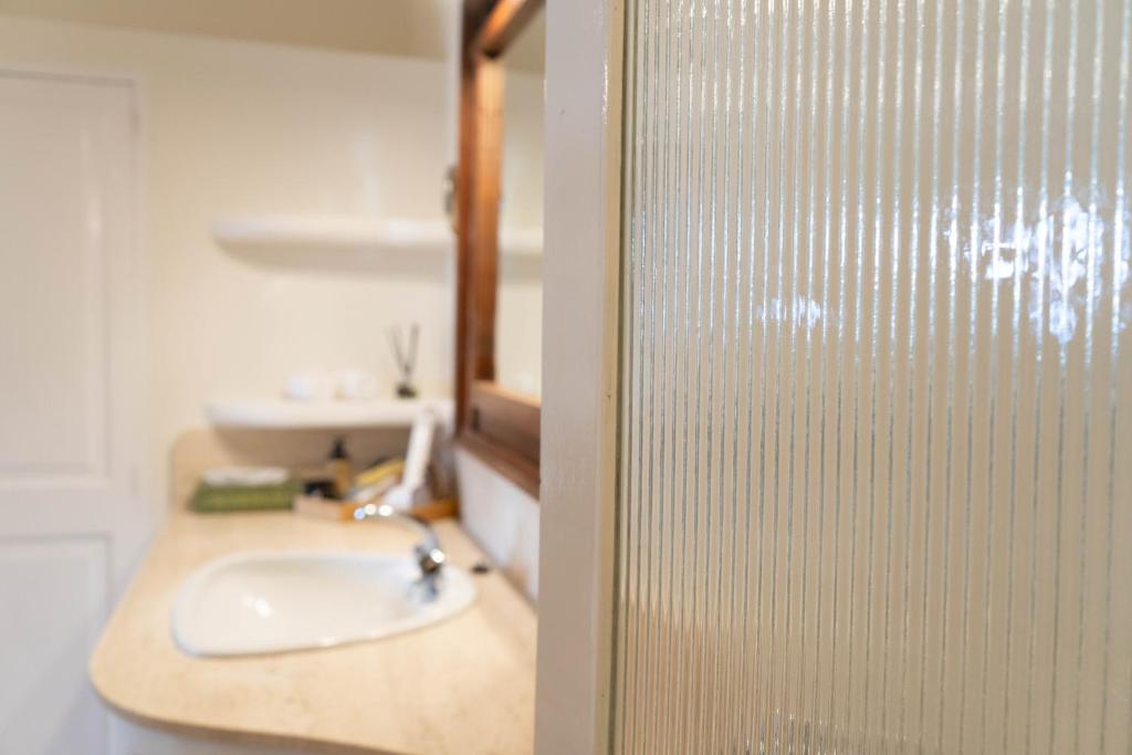 A bathroom at Reserva Rotana Golf Resort