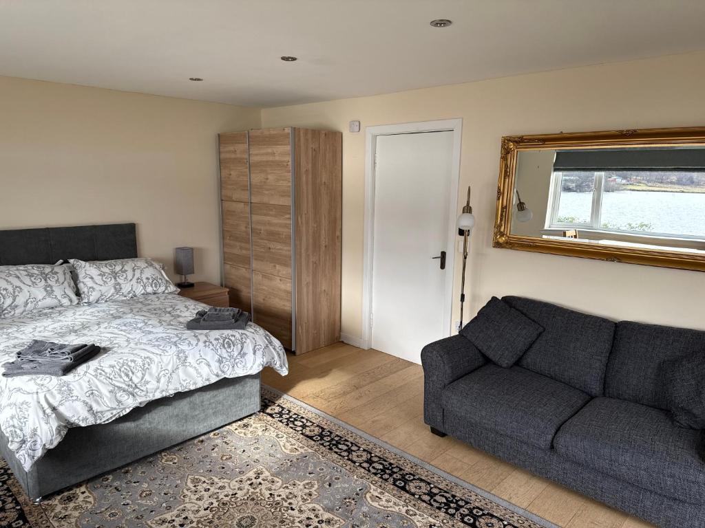 Postel nebo postele na pokoji v ubytování Loch Morar Private Suite